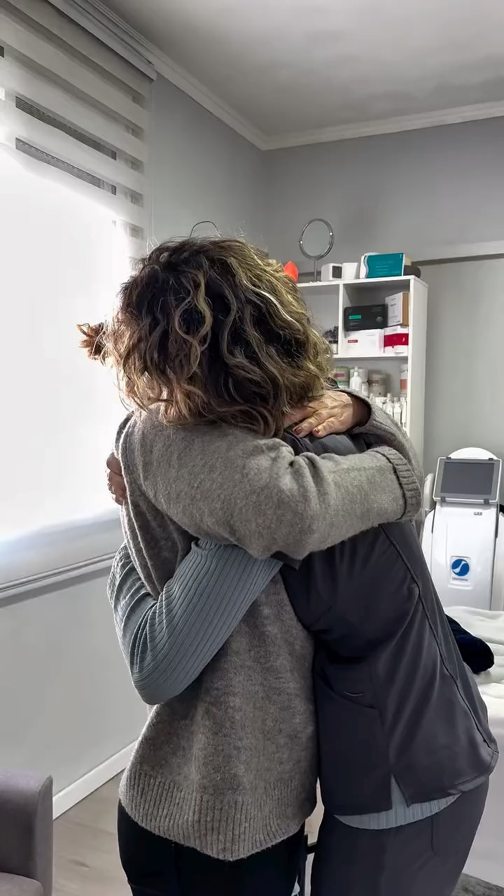 Alejandra abraza a una paciente en la cabina del centro