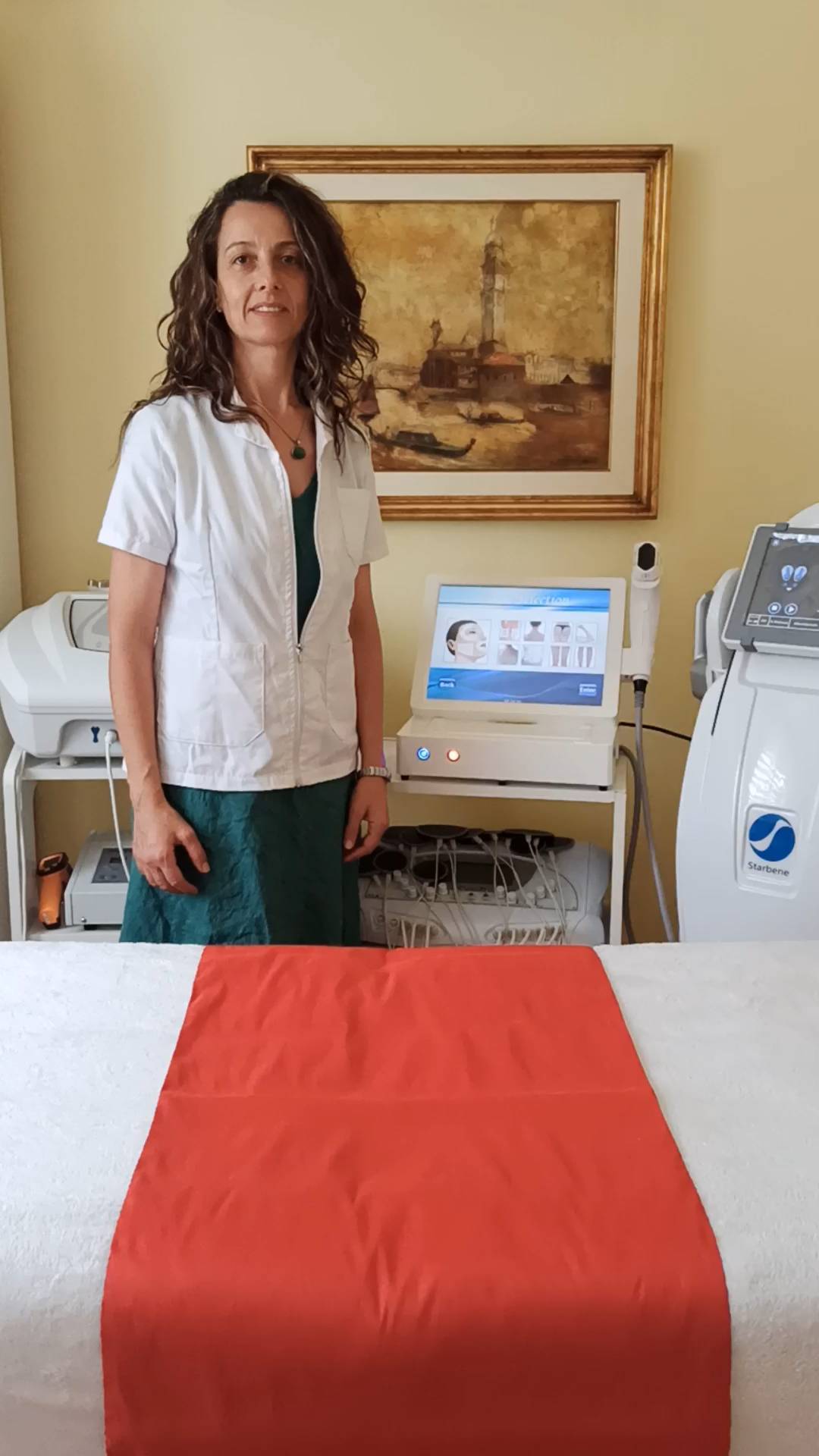 Alejandra Peregalli en su cabina, junto a la aparatología del centro